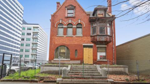 An old dilapidated brick house in Atlanta. 